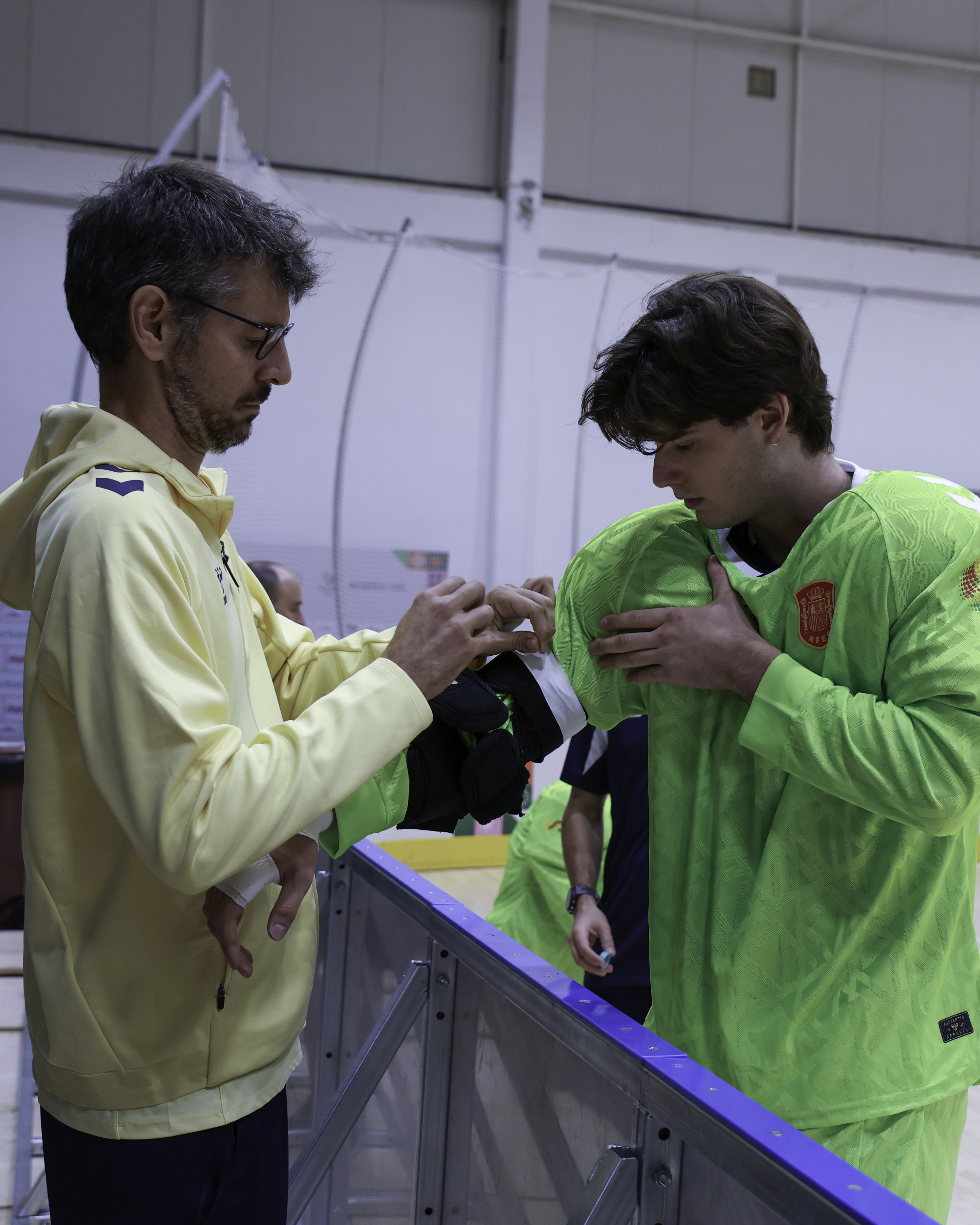 Bernat colocando esparadrapo en la protección del portero